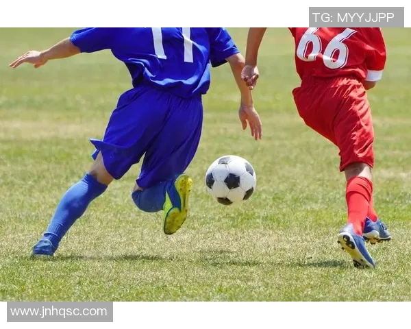 足球巨星脚下技艺揭秘：如何在赛场上创造不可思议的控球与传球技巧